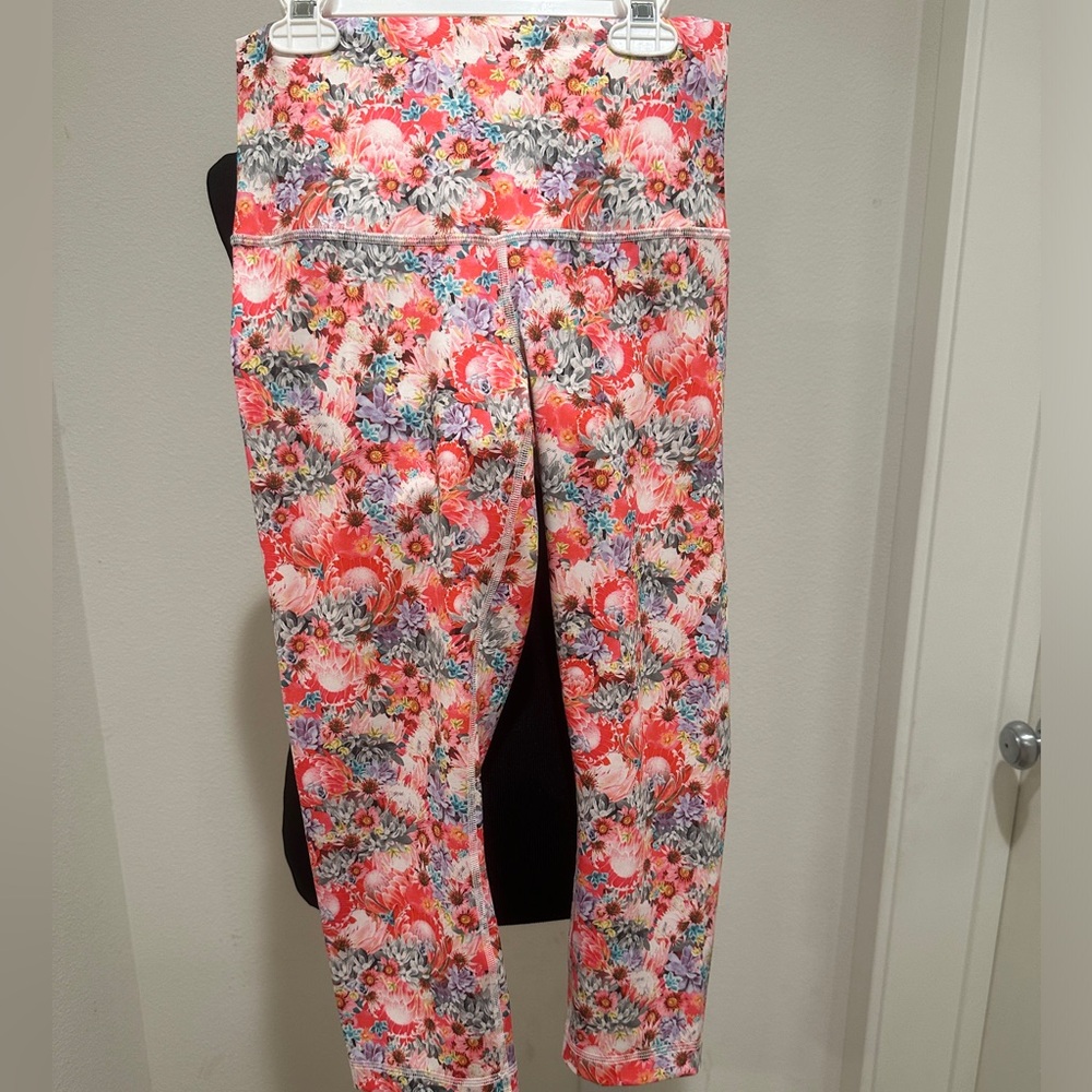 Lululemon pink floral capris leggings